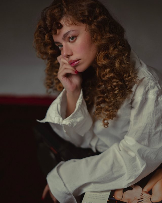 Portrait of Naomi Bell resting her chin on her hand